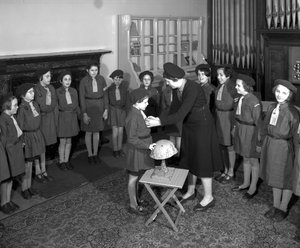 Presentazione a un membro del gruppo Brownie alla Royal Victoria School for the Blind, Newcastle upon Tyne, UK, gennaio 1962